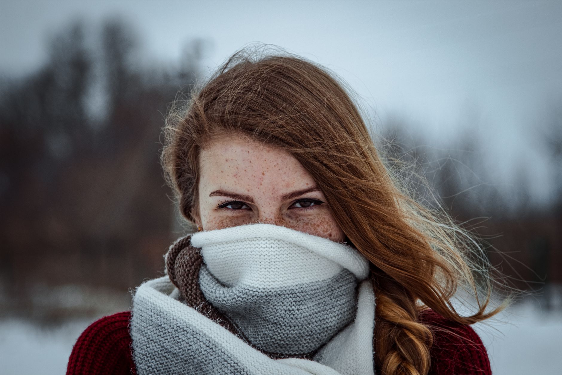 Winter-Hautpflege: Warum deine Haut jetzt trocken und gereizt reagiert (und was die Barriere wirklich braucht)